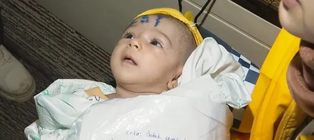 Enkaz bebek amcasına teslim edildi