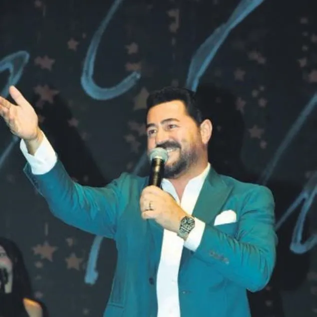 1300 kişiye şarkı söyledi