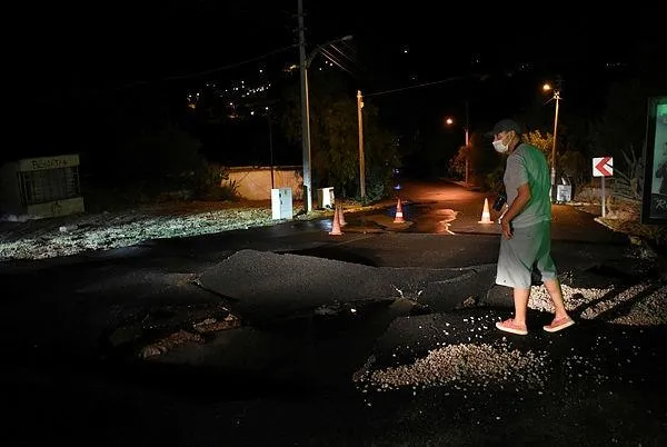 bodrumda-isale-hatti-patladi-ev-ve-is-yerlerini-su-basti-1596843220726.jpeg Bodrum’da isale hattı patladı! Ev ve iş yerlerini su bastı!-3
