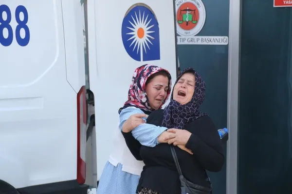 oglunun-acisina-dayanamayip-cenaze-aracini-open-anne-yurekleri-dagladi-1662981141064.jpeg Oğlunun acısına dayanamayıp cenaze aracını öpen anne yürekleri dağladı-3