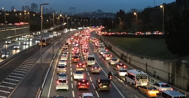 SON DAKİKA: Haftanın ilk iş gününde İstanbul’da trafik yoğunluğu arttı