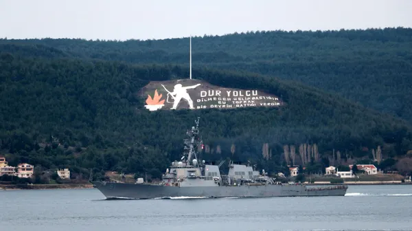 abd-savas-gemisi-uss-arleigh-burke-canakkale-bogazindan-gecti-1639752718350.jpg