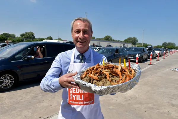 kapikulede-gurbetci-rekoru-35-bin-887-yolcu-gecis-yapti-1658061347711.jpg Kapıkule'de 'gurbetçi' rekoru: 35 bin 887 yolcu geçiş yaptı-3