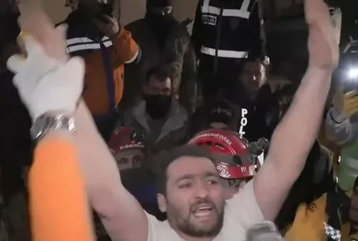 Enkazdan yürüyerek çıktı