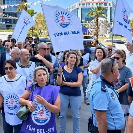 CHP’li Konak Belediyesinde tazminat krizi devam ediyor! Memurlar hakları için meydana indi