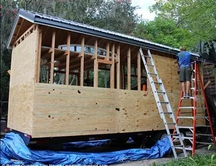 Yurtta kalmak istemeyince 1400 dolara kendi evini yaptı!