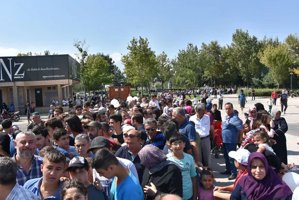 Bursa'da bedava köfte ekmek kuyruğu! Bedava olduğunu duyan koştu, 2 saatte tükendi-4