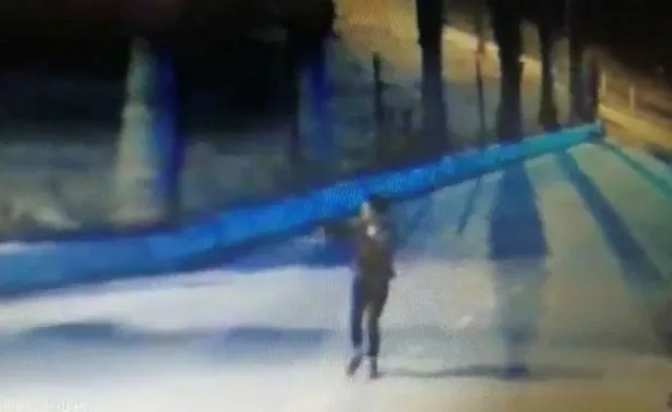 Son dakika: Mersin Mezitli'deki polisevine alçak saldırı! Kadın teröristlerin bomba düzeneğini bıraktıkları anlar ortaya çıktı-3