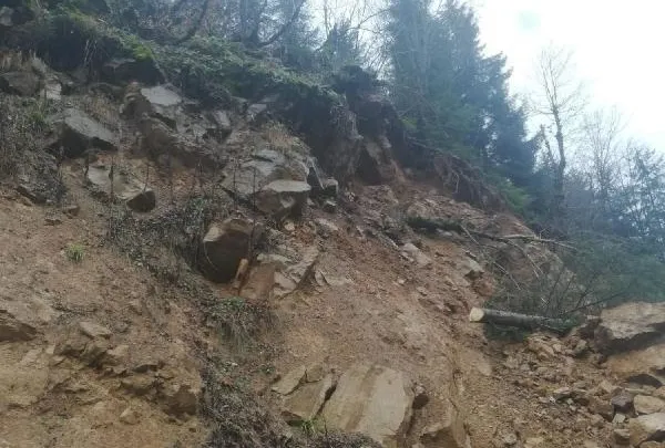 Köy yolu kapandı! Elektrikler kesildi