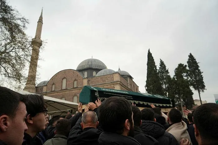 ak-parti-balikesir-genclik-kollari-baskani-huseyin-murat-uysal-son-yolculuguna-ugurlandi-1704111477189.jpeg AK Parti Balıkesir Gençlik Kolları Başkanı Hüseyin Murat Uysal son yolculuğuna uğurlandı-2