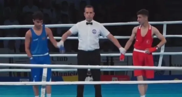 avrupa-gencler-boks-sampiyonasinda-kardeslik-kazandi-azerbaycanli-sporcu-turk-rakibinin-formasindaki-turk-bayr-1690051773680.jpeg Avrupa Gençler Boks Şampiyonası'nda kardeşlik kazandı: Azerbaycanlı sporcu Türk rakibinin formasındaki Türk bayrağını öptü-3