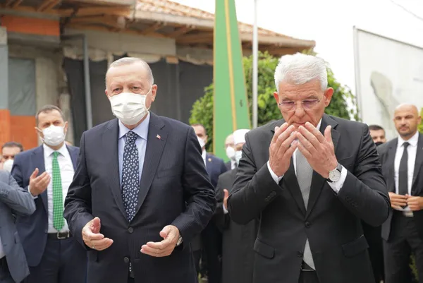 baskan-recep-tayyip-erdogan-bosna-hersekte-aliya-izzetbegovicin-kabrini-ziyaret-etti-1630062692666.jpg
