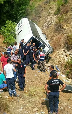 Antalya'da tur otobüsü şarampole devrildi!