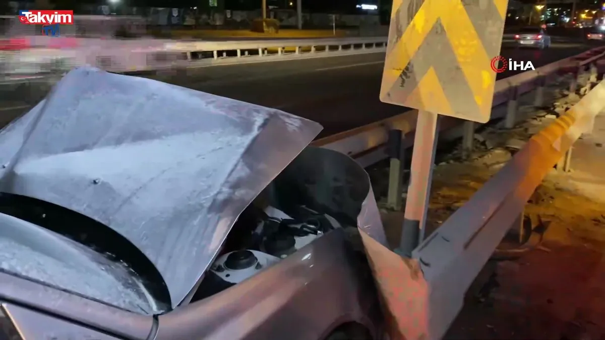 Kocaeli’de otomobil bariyere saplandı!