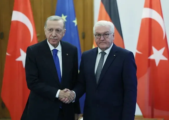 baskan-erdogan-ile-steinmeier-telefonda-gorustu-savas-kitayi-zayiflatiyor-1776883754572.jpeg Başkan Erdoğan ile Steinmeier telefonda görüştü: Savaş kıtayı zayıflatıyor-4