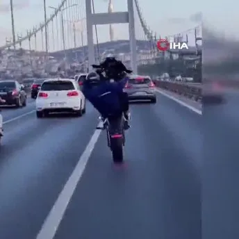 Motosikletlinin köprü üzerindeki tehlikeli hareketleri kamerada