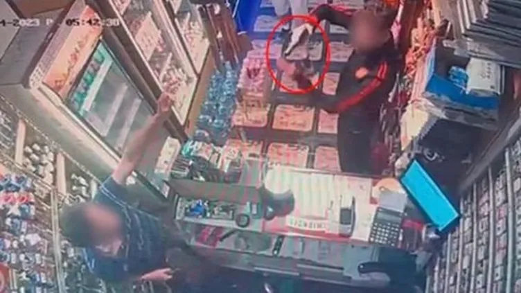 Tekel bayisinde dehşet anları! Kurşun yağdırdılar, ambulansı arayanın başında şişe kırdılar