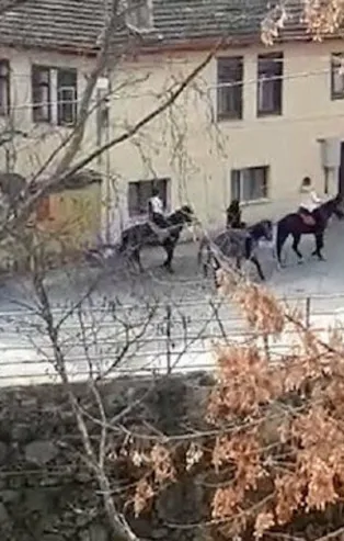 56 saatlik kısıtlamada şoke eden görüntüler! Kimi ata bindi kimi ise sokakta top oynadı