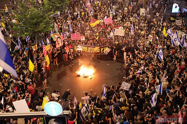 Netanyahu'ya tepkiler dinmiyor! On binlerce İsrailli sokaklara akın etti! Ana yollları trafiğe kapattılar - 16