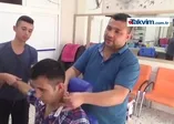 Müşteriler bu berbere dayak yemeye geliyor