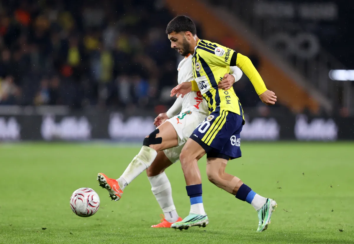 aston-villa-fenerbahceden-oguz-aydini-istiyor-1792396638072.jpg İngiliz devinden Oğuz Aydın'a kanca! Ocak'ta girişim olacak-4