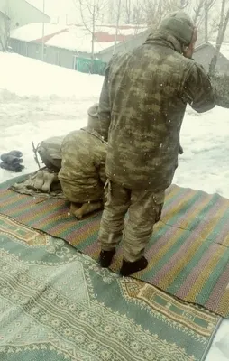 Yüksekova'da asker kar üstünde namaz kıldı