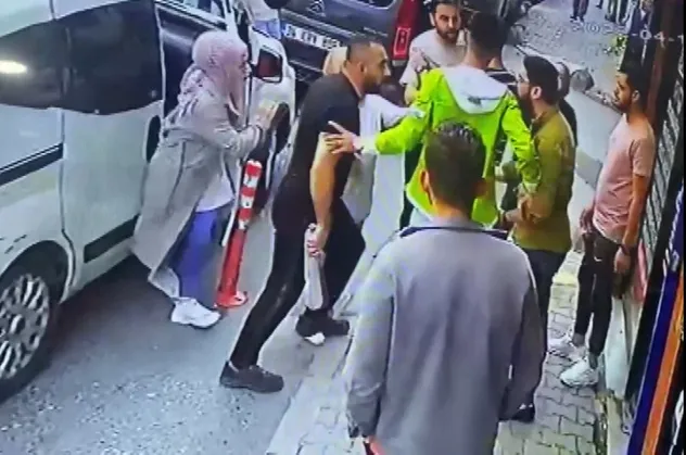 Bağcılar'daki kavganın yeni görüntüleri ortaya çıktı! "Erkek olan buraya gelsin" diye bağırmıştı