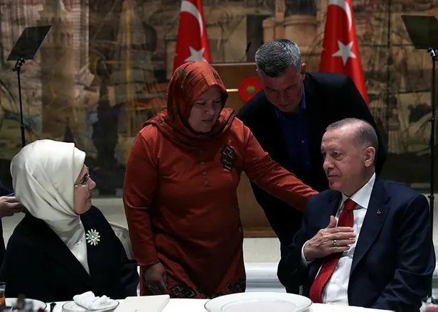 baskan-erdogan-siddet-magduru-kadinlarin-aileleri-ile-iftarda-bulustu-onemli-aciklamalar-1650050069453.jpeg Başkan Erdoğan, şiddet mağduru kadınların aileleri ile iftarda buluştu: Ülkemizi kadın cinayetleri ayıbından kurtarmakta kararlıyız-3