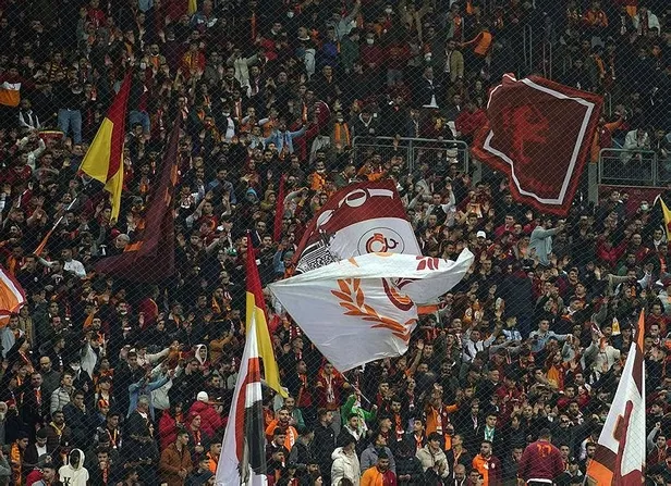 Galatasaray'da tribünler çileden çıktı! Taraftar yönetimi istifaya davet etti!-5