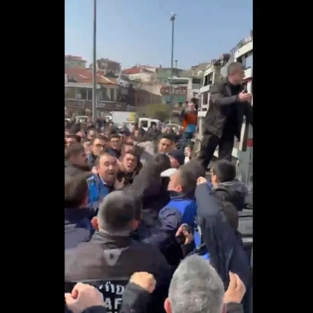 İBB personelleri zabıta ekiplerine saldırdı!