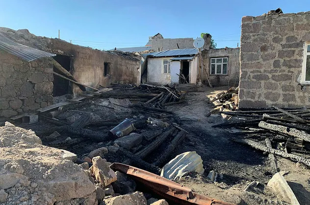 Kars Sarıkamış'ta bir köy alevlere teslim oldu! Küle döndüler
