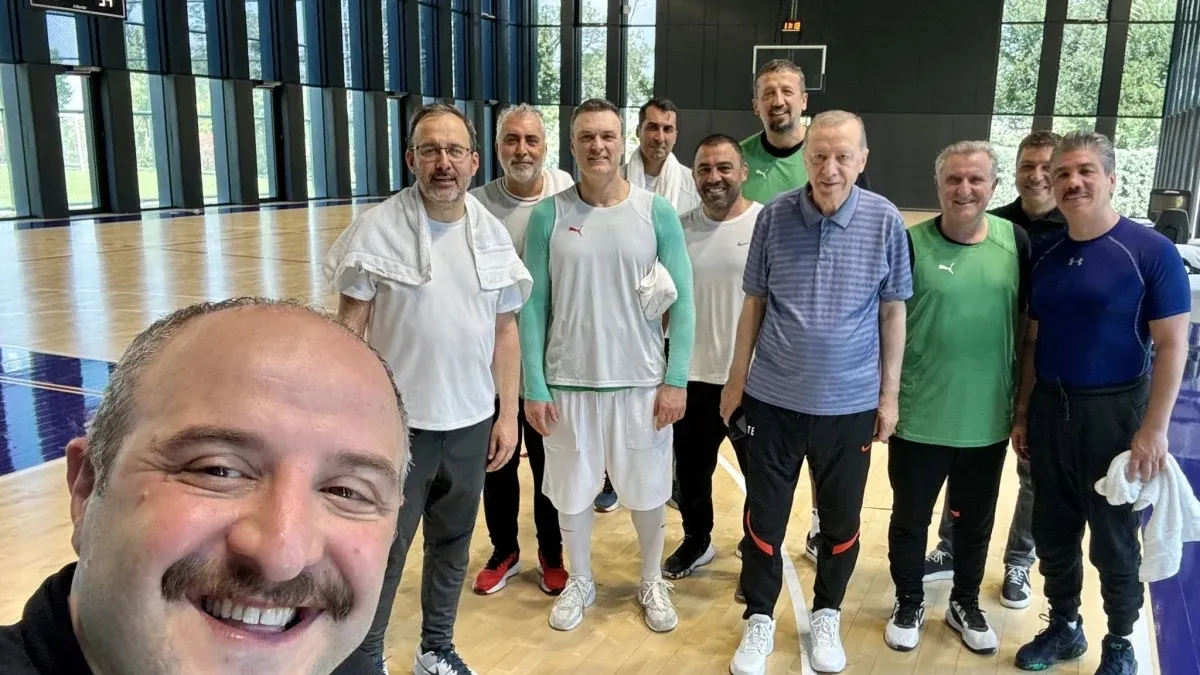 Başkan Erdoğan'dan KKTC dönüşü Külliye'de basketbol maçı! O anlar Varank'ın kadrajında...  "Maç sonrası özçekim..."