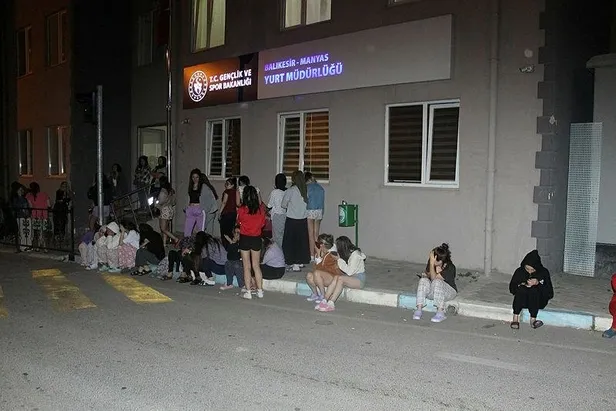 Balıkesir'deki deprem sonrası geceyi dışarıda geçirenler günün ilk ışıklarıyla evlerine döndü! Panik anları kamerada-2