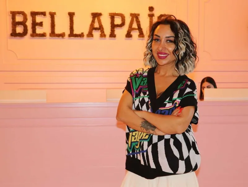 binlerce-kisiyi-magdur-etmisti-guzellik-merkezi-patronicesi-sinem-cekinmezden-magdurum-aciklamasi-kemik-kadrom-1745113796186.jpeg Binlerce kişiyi mağdur eden güzellik merkezi patroniçesinden skandal açıklamalar. (Takvim.com.tr arşiv)