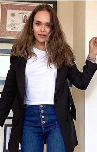 İYİ Partili Ezgi Dilara Gökçe'den skandal paylaşım! Kuduzla savaşan 10 yaşındaki çocuğun ailesini suçladı