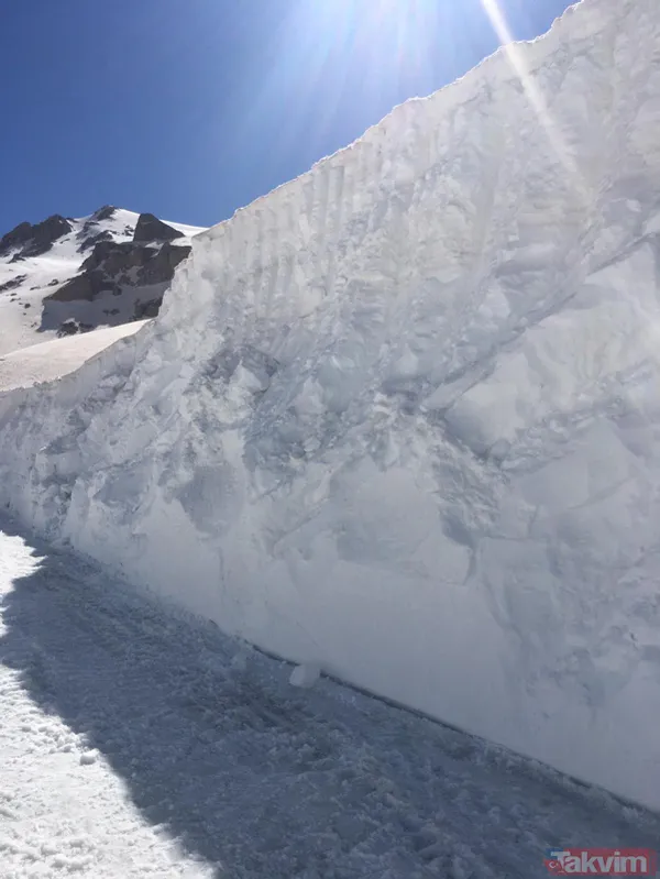 Kar nedeniyle kapalı olan Van-Bahçesaray yolunu açmak için Nisan ortasında ekipler çalışıyor - 8