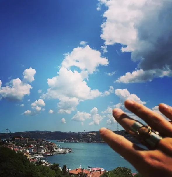 Denizin üstündeki evinde temizliği de kendi yapıyor!-11