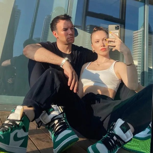 Duygu Özaslan sevgilisi Can Maxim Mutaf’tan evlilik teklifi aldı! ‘Evet’ dedikten sonra tektaşını objektife böyle gösterdi-2