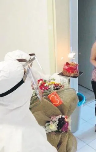 Karantinada doğum günü sürprizi