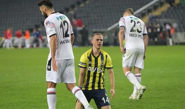fenerbahcenin-kadikoy-kabusu-kupaya-hasret-kalan-kanarya-kalesini-de-kaybetti-1682545569179.jpeg Fenerbahçe'nin Kadıköy kabusu: Kupaya hasret kalan kanarya kalesini de kaybetti!-3