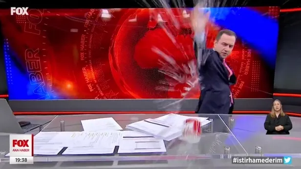 amerikan-sermayeli-tetikci-selcuk-tepeliden-ucuz-sov-kameraya-bardak-firlatti-sekilden-sekle-girdi-1653069733928.jpeg Amerikan sermayeli tetikçi Selçuk Tepeli'den ucuz şov: Kameraya bardak fırlattı, şekilden şekle girdi... Fox TV görüntüleri kaldırdı...-3