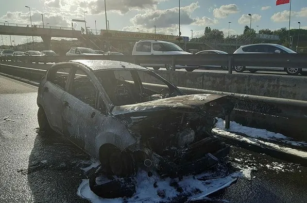 Haliç Köprüsü girişinde otomobil yandı, trafik kilitlendi!
