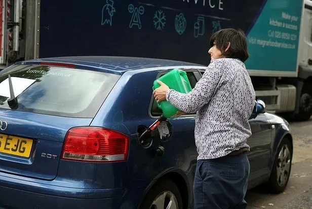 İngiltere'de yakıt tedariki sorununu çözmek için ek önlemler: Askerler hazır durumda bekletecek-3