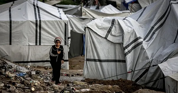 Gazze'de çadırlar sular altında kaldı! Yürek yakan manzara: Çamur içinde yalın ayak çocuklar