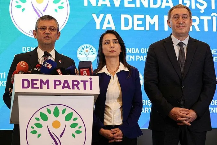 ozgur-ozel-pazarlik-pesinde-kim-ne-istiyor-hdpdem-ziyaretinde-es-baskansin-mesaji-1702481529925.jpeg Özgür Özel pazarlık peşinde: Kim ne istiyor? HDP/DEM ziyaretinde "Eş başkansın" mesajı!-8