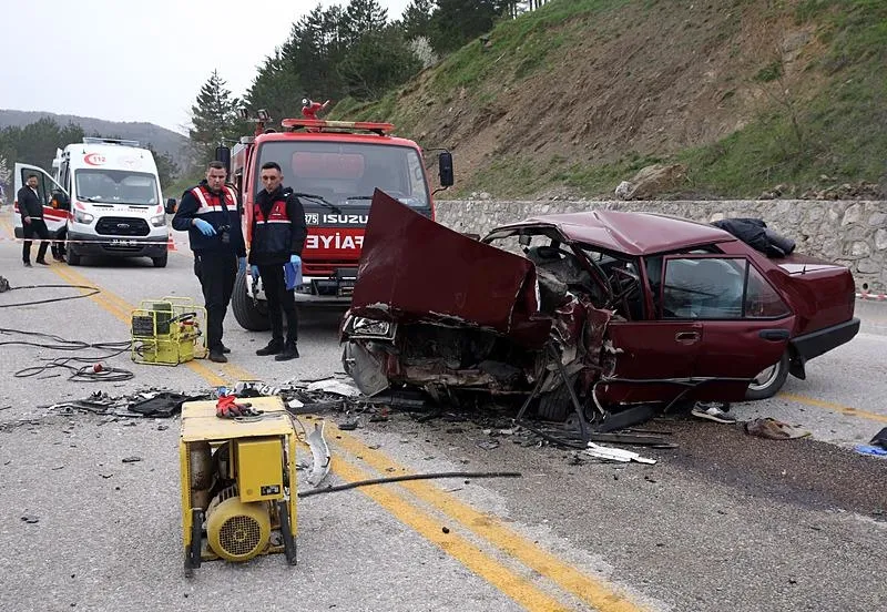 Kastamonu'nun Küre ilçesinde iki otomobilin çarpışması sonucu 3 kişi yaşamını yitirdi, 4 kişi yaralandı. (AA/1 Nisan)