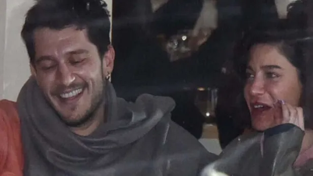 unluler-akin-etti-eski-asiklar-berrak-tuzunatac-ve-uraz-kaygilaroglu-kose-kapmaca-oynadi-seranay-sarikaya-ise-1667597074396.jpeg Yıldızların pişti gecesi! Eski aşıklar Berrak Tüzünataç ve Uraz Kaygılaroğlu köşe kapmaca oynadı - 4