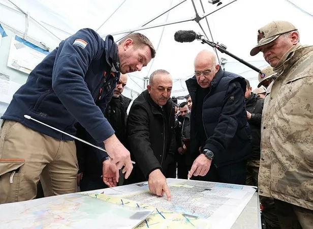 Yunanistan Dışişleri Bakanı Dendias deprem bölgesini ziyaret etmek Türkiye'ye geldi-3