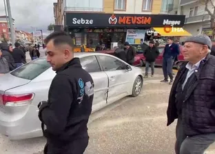 Çorum’da kavşakta üç araç çarpıştı!