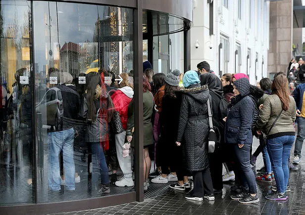 Alışveriş çılgınlığı uzun kuyruklar oluşturdu! "Sel çıksa, felaket kopsa buradan ayrılmam”-2